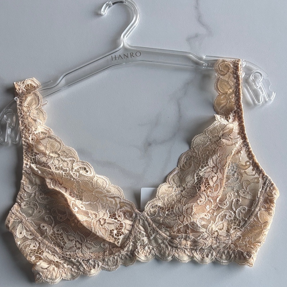 HANRO Women's MOMENTS Lace soft cup bralette  - Light beige